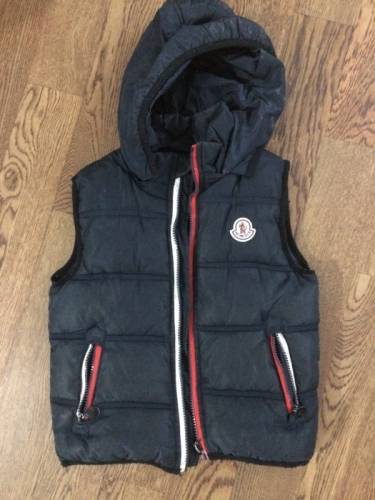 Жилет на мальчика Moncler, размер М (на 4-6 лет)