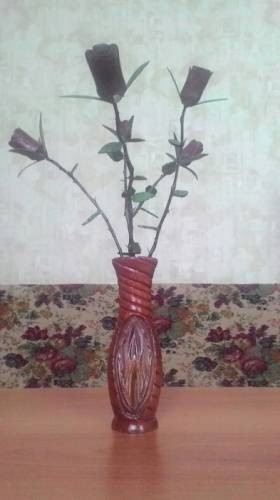 розы в вазе из дерева