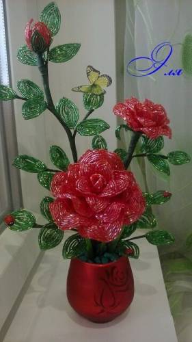 Оригинальные цветы из бисера.